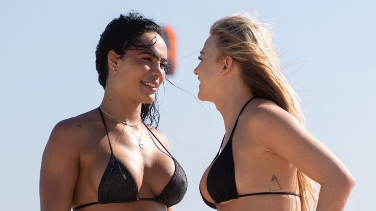 Aline Mineiro renova o bronzeado em dia de praia com amiga