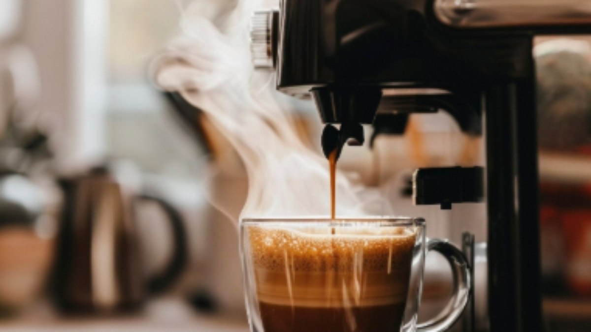 Cafeteiras de cápsulas oferecem maior praticidade no dia a dia, principalmente para quem tem uma rotina agitada Cafeteiras de cápsulas oferecem maior praticidade no dia a dia, principalmente para quem tem uma rotina agitada