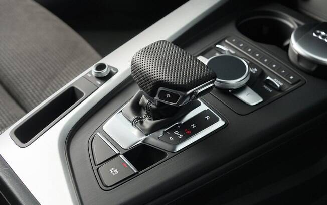 Detalhe do botão deslizante que controla a central multimídia do Audi A5 Sportback, à frente do câmbio