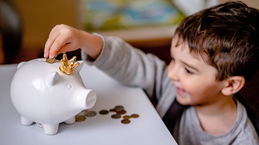Desde pequenas, crianças podem aprender sobre finanças
