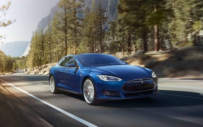 Tesla Model S: primeiro  mais conhecido modelo elétrico da marca fundada por Elon Musk. Há algumas unidades no Brasil