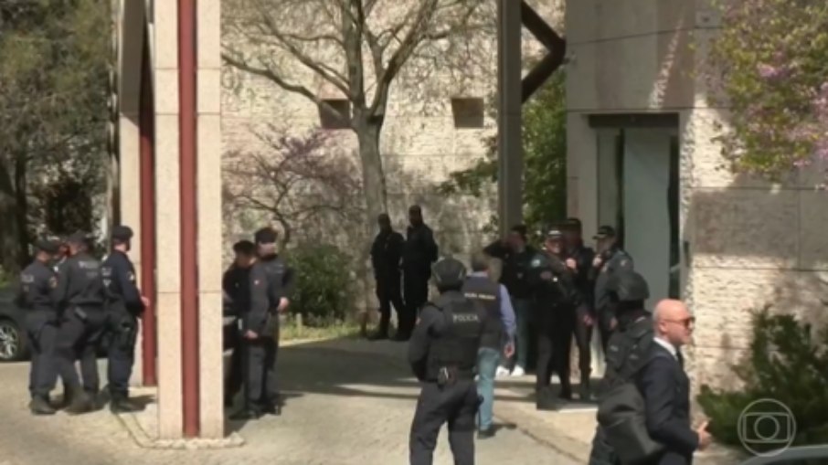 Policiais na porta do Centro Ismaelita de Lisboa, onde um homem esfaqueou e matou pessoas