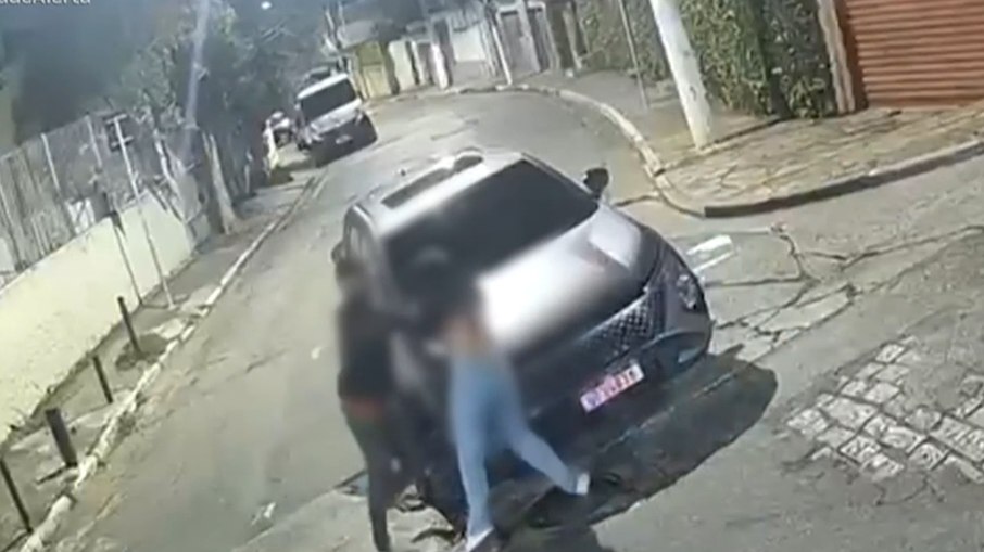 Coach de mulheres, Michael Araújo, é filmado agredindo ex