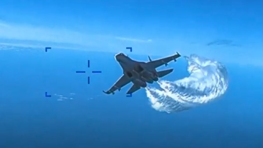 Caça russo se aproxima de drone norte-americano que foi derrubado no Mar Negro