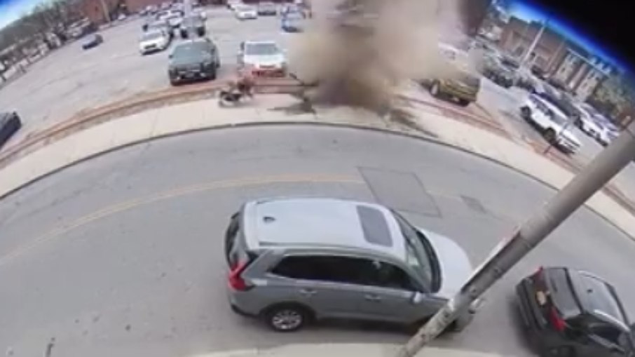 Momento em que chão explode perto da avó e dos netos Momento em que chão explode perto da avó e dos netos