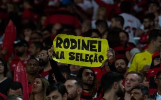 Festa da torcida do Flamengo em classificação tem pedidos de Rodinei na Seleção e canto de 'vamos pro tri'