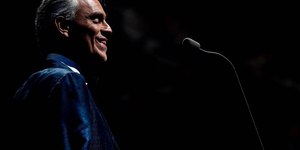 Tenor Andrea Bocelli grava participação em especial de Roberto Carlos