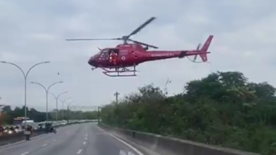 Helicóptero pousa na Linha Vermelha para resgatar vítima de acidente