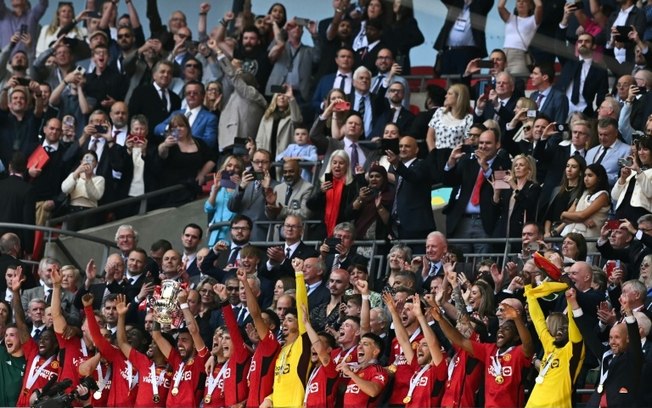 O capitão do Manchester United, Bruno Fernandes, levanta o troféu da Copa da Inglaterra após a vitória dos 'Red Devils' sobre o Manchester City por 2 a 1 neste sábado, em Londres