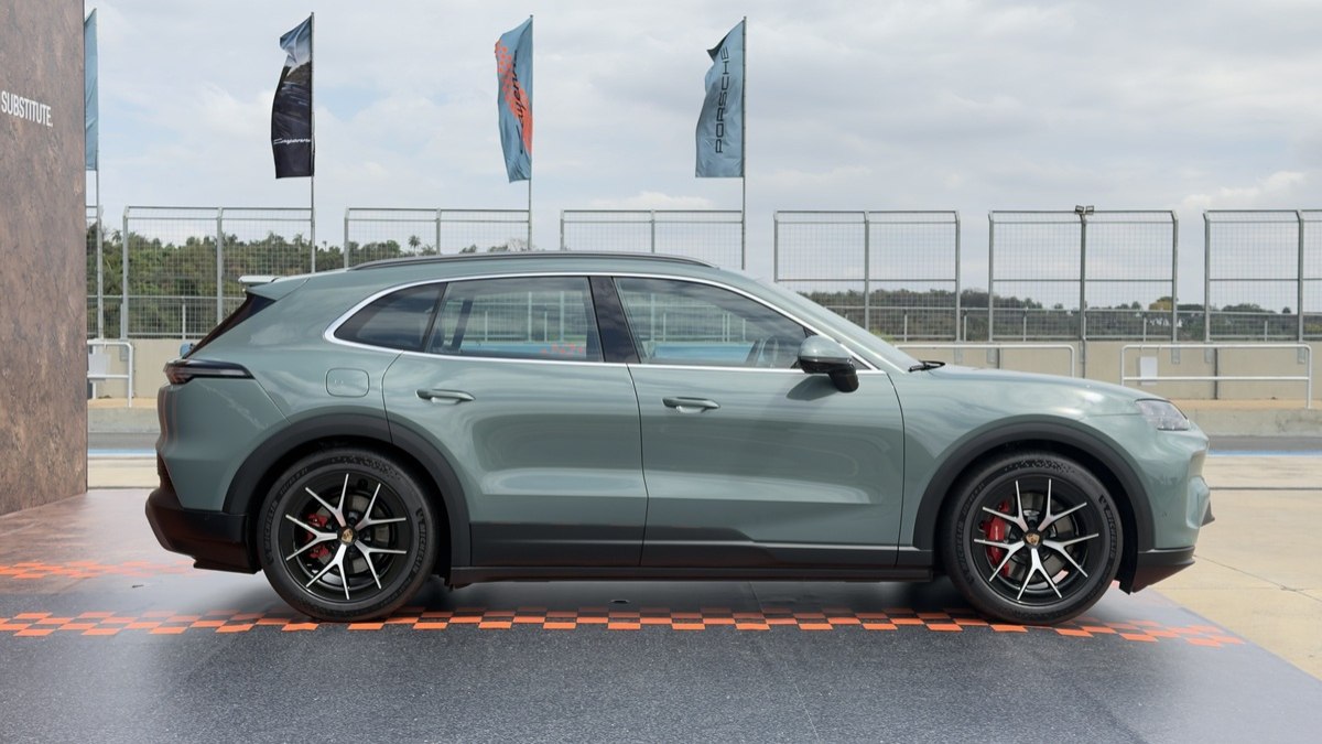 Cayenne Electric cresceu no entre-eixos e oferece mais espaço interno que o modelo com motor a combustão Cayenne Electric cresceu no entre-eixos e oferece mais espaço interno que o modelo com motor a combustão
