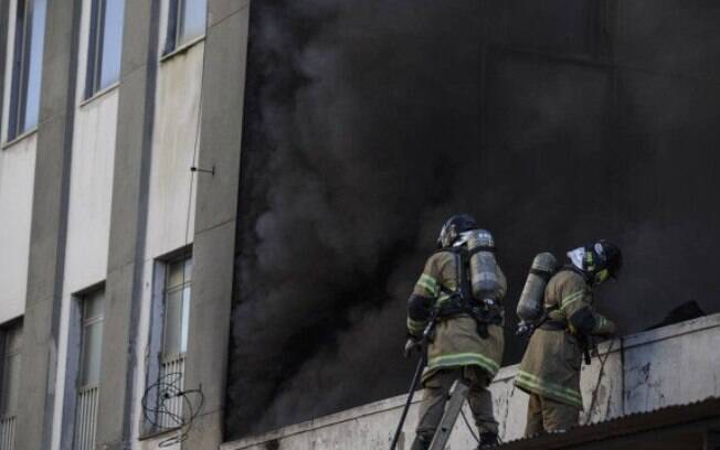 Bombeiros tentam controlar o incêndio no Hospital Federal de Bonsucesso