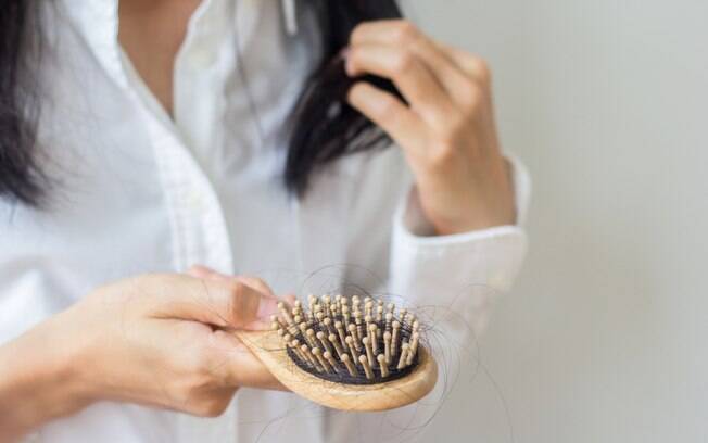 A queda de cabelo pode ocorrer por diversos fatores, sendo necessário até exames para identificar a causa do problema