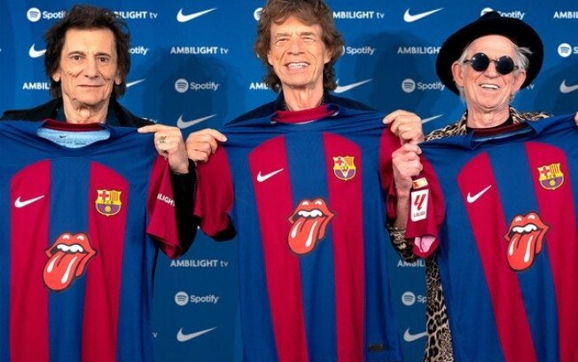 Mick Jagger, Keith Richards e Ron Wood posam com a camisa do Barcelona - Foto: Divulgação / Barcelona