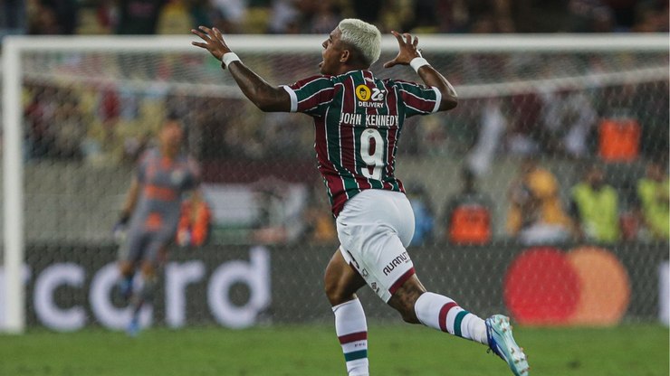 Torcida do Fluminense comemora retorno de John Kennedy