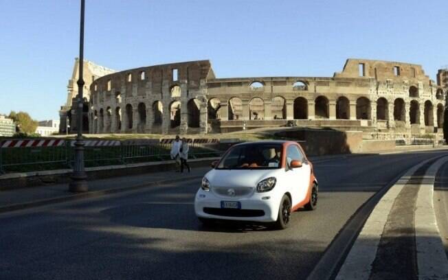 Um Smart Fortwo passando pelo Coliseu, em Roma: de cada três unidades vendidas na Europa, uma é para os italianos
