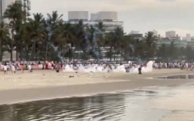 PMs dispersam multidão com bombas de gás na praia de Riviera de São Lourenço, no litoral de SP