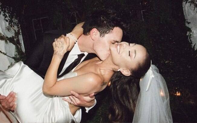 Casamento secreto: confira detalhes do vestido usado por Ariana Grande
