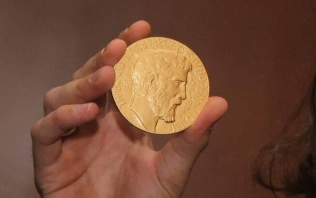 Medalha Fields, considerada o Nobel da Matemática, é toda feita de ouro, de 14 quilates, e vale cerca de R$ 16 mil