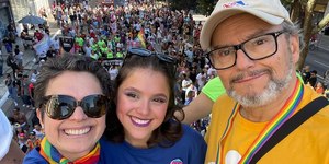 Sandra Annenberg curte Dia Internacional do Orgulho com filha e marido
