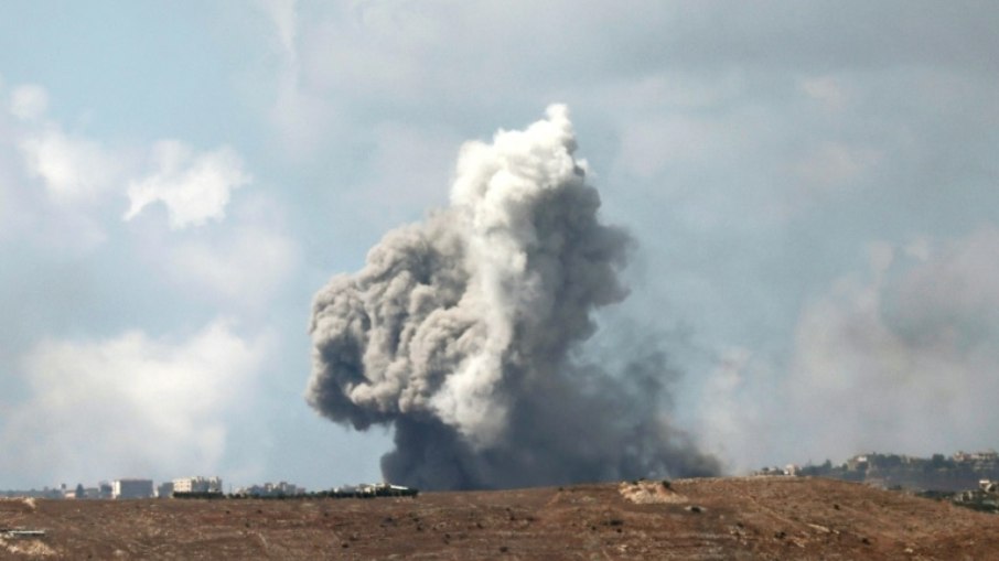 Coluna de fumaça provocada por bombardeios israelenses no sul do Líbano, em 23 de setembro de 2024