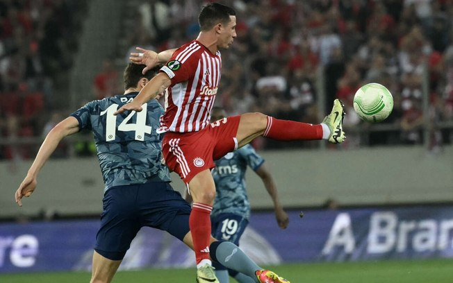 Olympiacos não deu chance para o Aston Villa e está na final