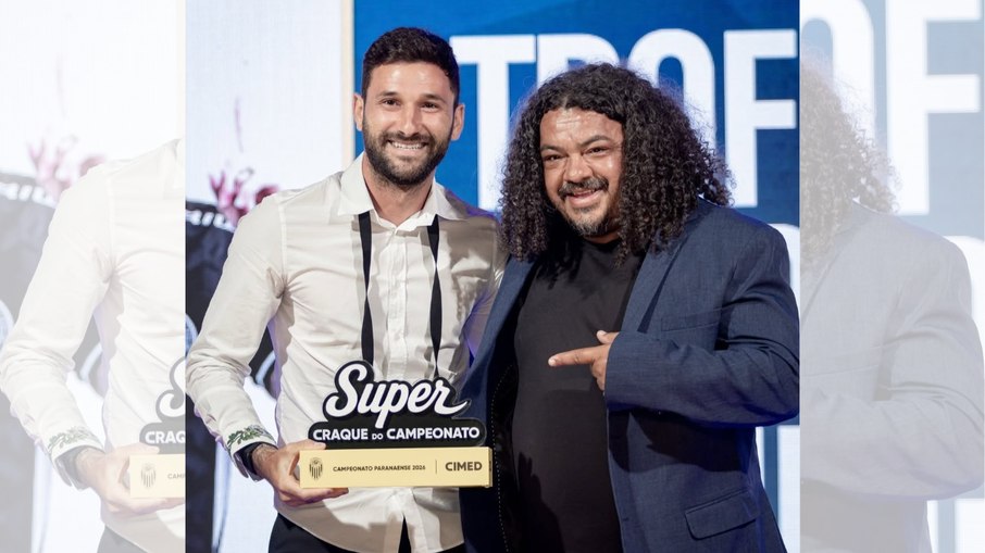 Gabriel Boschilia recebendo o prêmio de 'Craque do Paranaense' de Perdigão