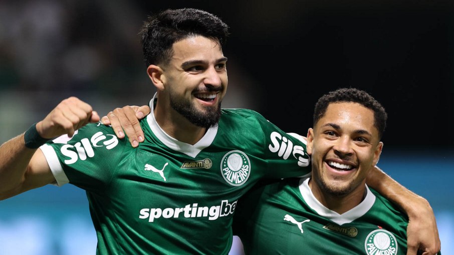 Flaco e Vitor Roque comemoram gol na vitória sobre o Vasco