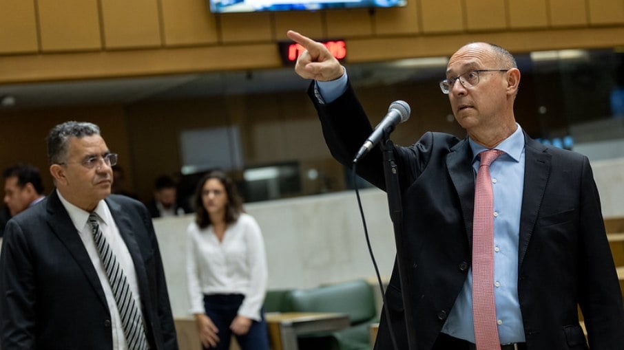 Paulo Fiorilo (à direita), líder do PT na Assembleia Legislativa de São Paulo (Alesp)