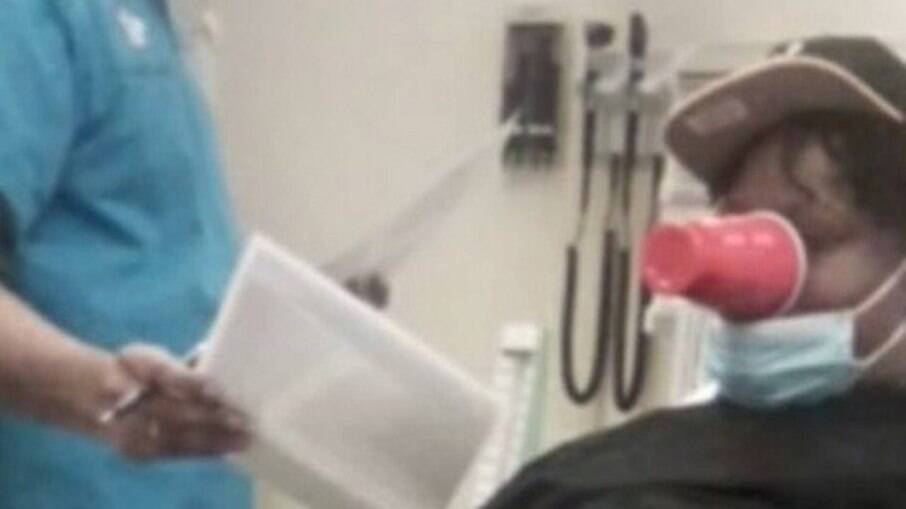 Homem teve que ser atendido no hospital para retirar o copo do rosto