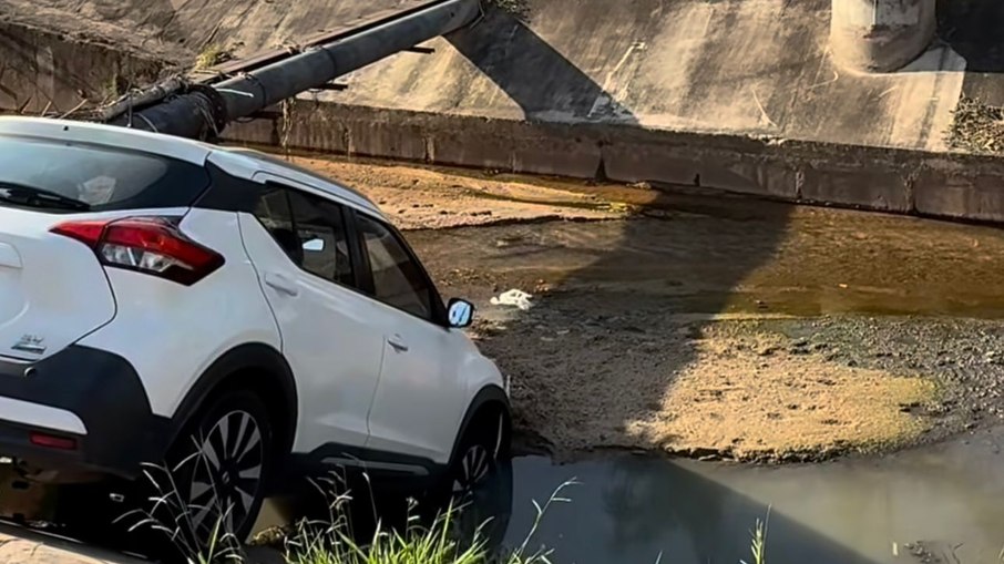 Carro foi rebocado por um guincho