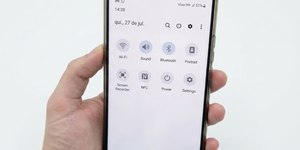 O que significa a letra E no canto superior do celular?