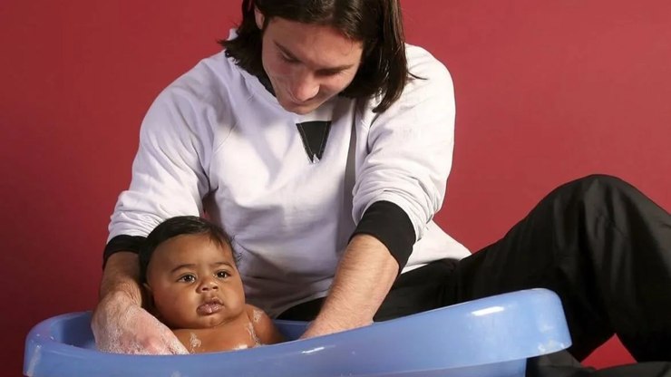 Relembre a cena: Messi já deu banho em Yamal bebê