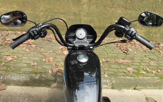 Minimalismo na visão do piloto: basta um velocímetro de ponteiro no modelo da Harley-Davidson