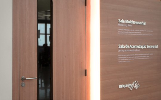 Aeroporto do Rio inaugura sala sensorial para passageiros com TEA