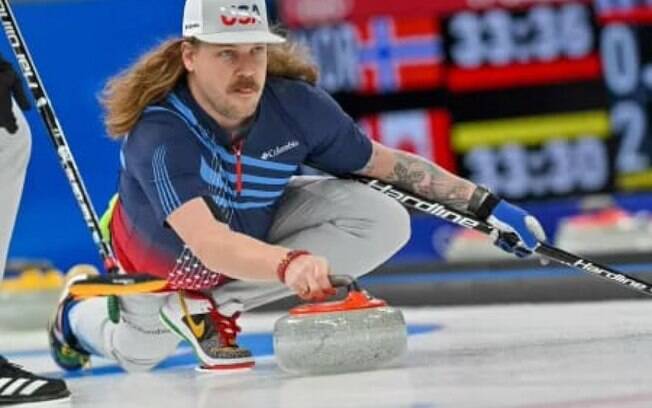 Atleta do curling chama atenção nas Olimpiadas de Inverno por seu estilo