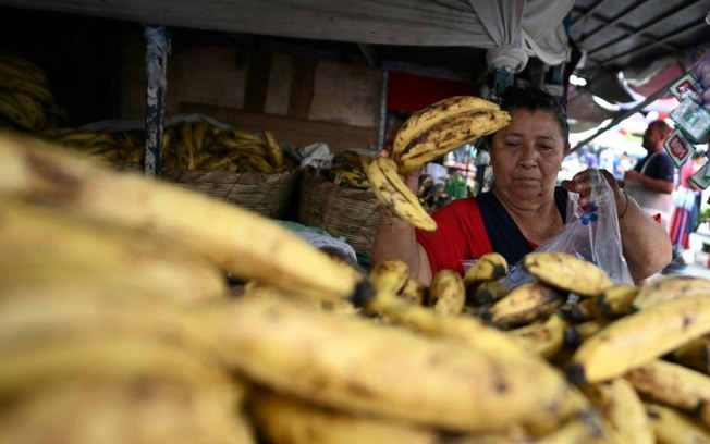 Blanca Ramos vende bananas e alho no Mercado Central de San Salvador, em 22 de maio de 2024