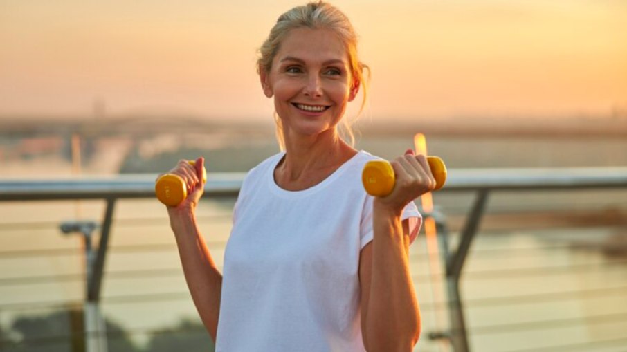 Personal trainer fala sobre importância do exercício físico na menopausa