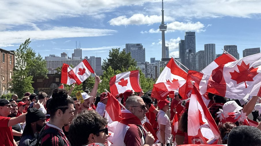 Torcedores do Canadá fazem festa nas ruas antes de estreia na Copa Torcedores do Canadá fazem festa nas ruas antes de estreia na Copa