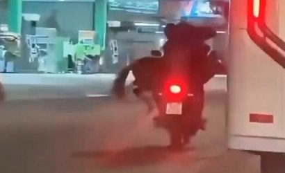 Vídeo mostra cavalo sendo transportado por duas pessoas em uma moto no RJ