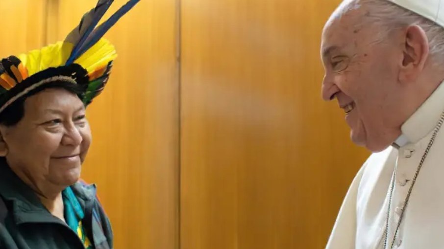 Papa Francisco recebe líder yanomami no Vaticano