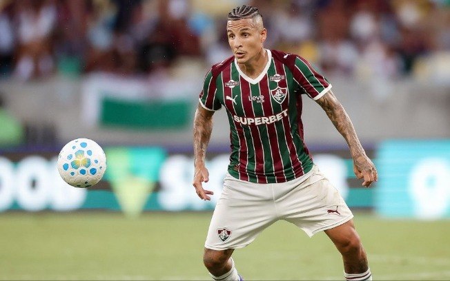 Guilherme Arana foi o autor do gol da vitória do Fluminense diante do Athletico Paranaense