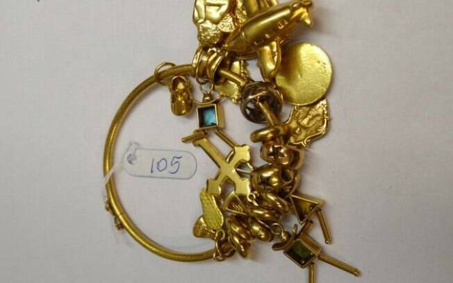 Uma das peças em leilão: 'pulseira de outro 18k, do tipo berloque, com 25 pendentes móveis em ouro 18k'