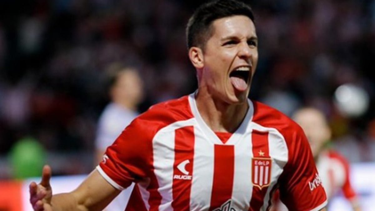 Guido Carrillo celebra gol com a camisa do Estudiantes