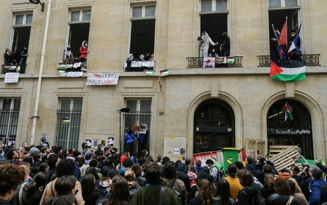 Estudantes ocupam um edifício do Instituto de Estudos Políticos (Sciences Po) de Paris em apoio aos palestinos em 26 de abril de 2024