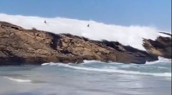 Banhistas são arrastados por onda em pedra de praia no RJ
