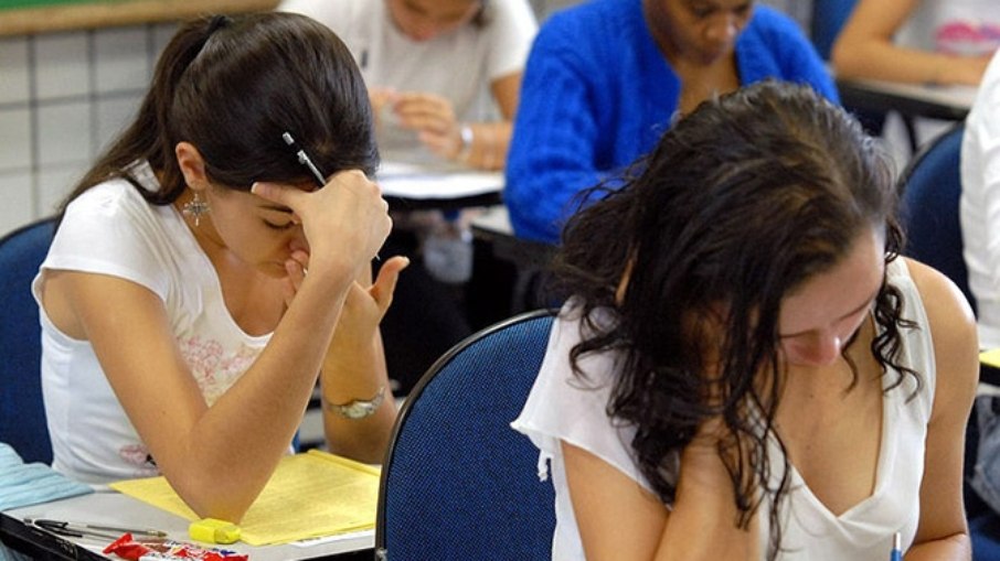 Após as reclamações, o Inep divulgou que estes casos terão uma regra diferente: estudantes prejudicados poderão fazer a prova de reaplicação, marcada para os dias 12 e 13 de dezembro. Cerca de 50 mil alunos atendem esse critério, segundo o instituto.