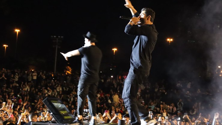 Israel e Rodolffo agitam Hopi Hari com show para milhares de fãs