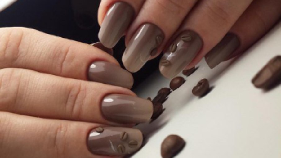 Coffee nails é a nova tendência do Tiktok. Aprenda a fazer!