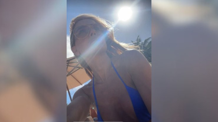 Déborah Secco curte dias de sol em Maceió e encanta com boa forma