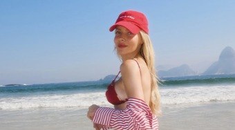 Monique%20Alfradique%20posa%20de%20biqu%C3%ADni%20e%20exibe%20corp%C3%A3o%20no%20Rio